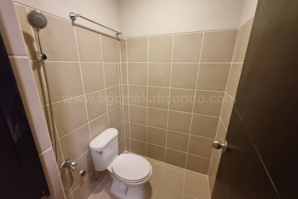 Utility toilet and bath of 3-bedroom unit at Uptown Parksuites tower 2