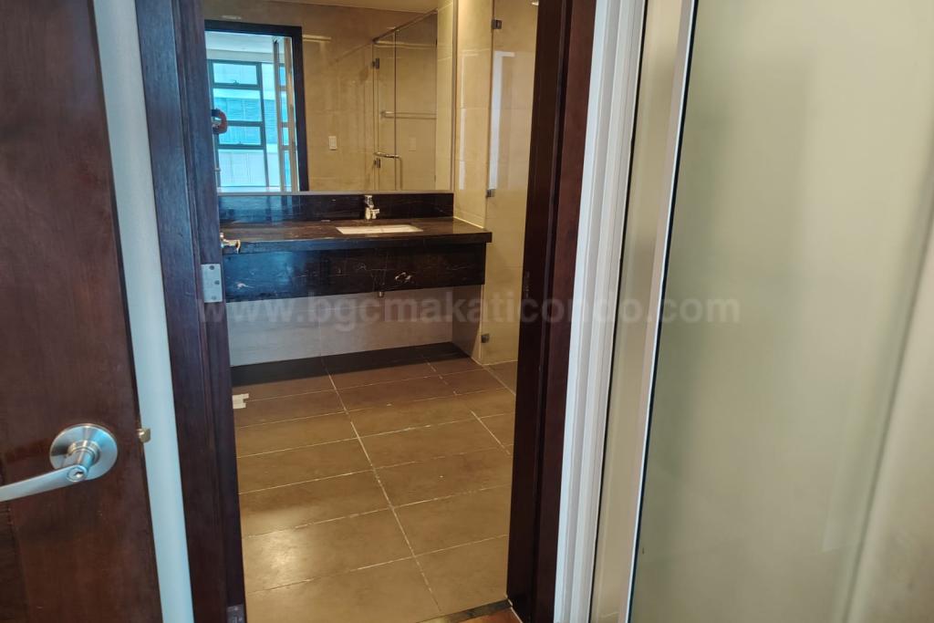 Bedroom 3 toilet and bath of 3-bedroom condo unit at Arbor Lanes Pine