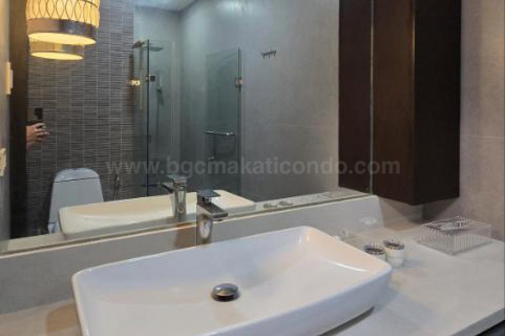 Master's toilet and bath of 2-bedroom condo unit at Crescent Park Residences