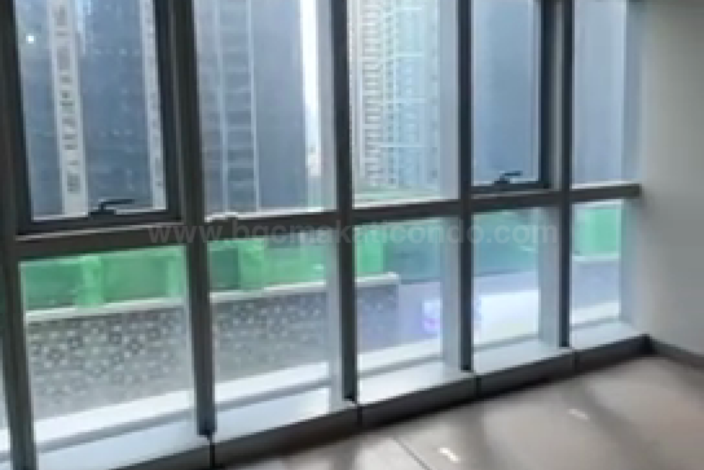 Floor-to-ceiling windows of 1 bedroom unit at Uptown Parksuites tower 1