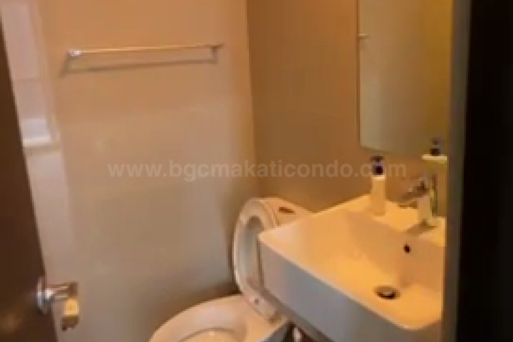 Toilet and bath of 1 bedroom unit at Uptown Parksuites tower 1
