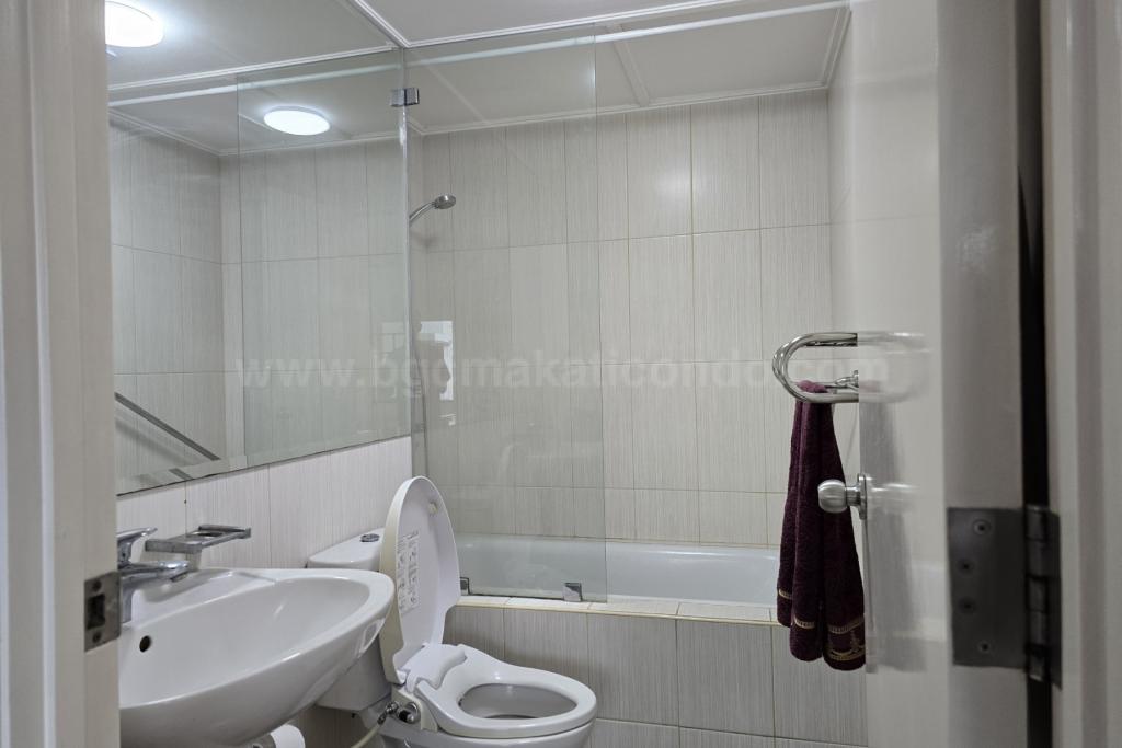 Master toilet and bath of 2-bedroom condo unit at Bonifacio Ridge