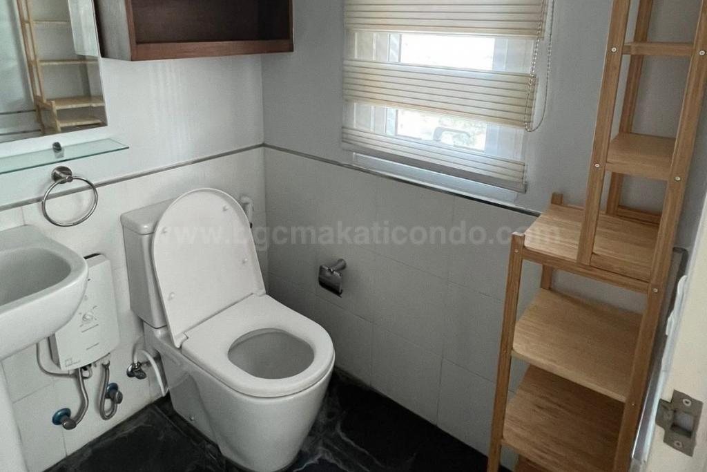 Toilet and bath 1 of 3-bedroom condo unit at Two Serendra The Red Oak Tower