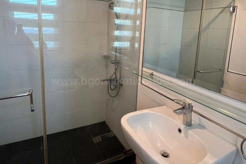 Toilet and bath 2 of 3-bedroom condo unit at Two Serendra The Red Oak Tower