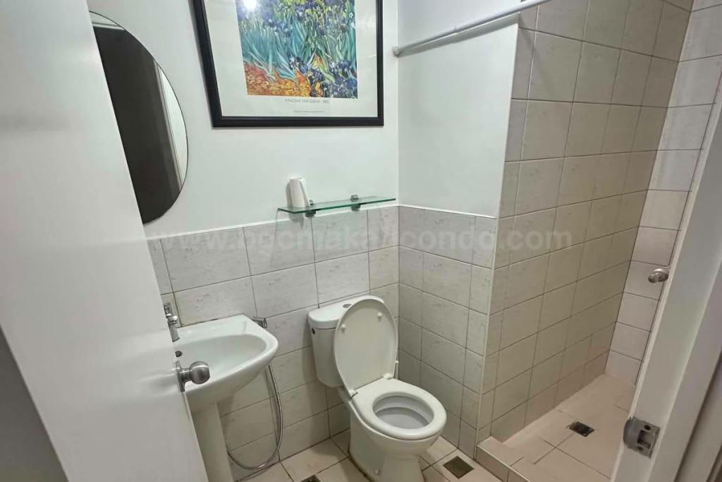 Common toilet and bath of 2-bedroom condo unit at Bonifacio Ridge