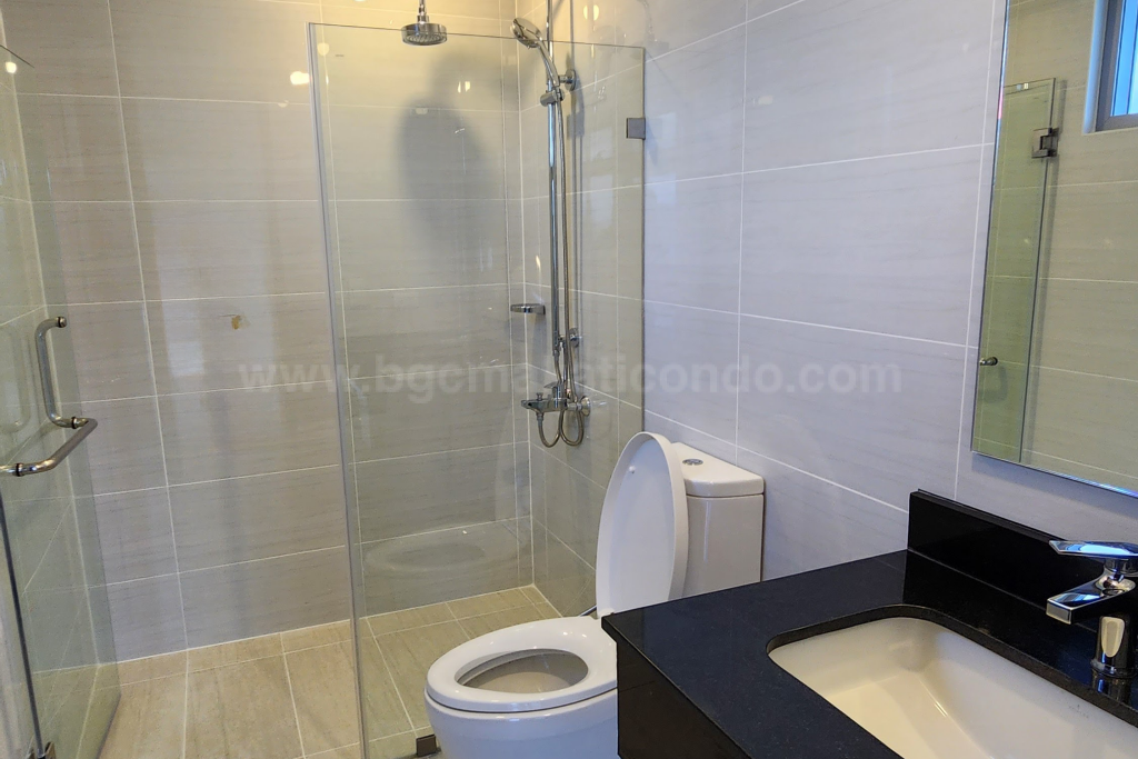 Master's toilet and bath of 3-bedroom condominium unit at Park Triangle Residences