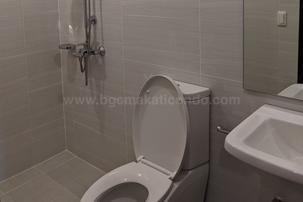 Bedroom 1 toilet and bath of 2-bedroom unit at Verve Residences