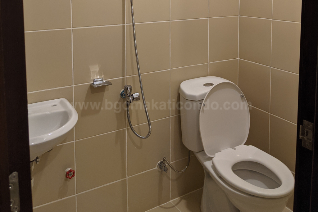 Utility toilet and bath of 2-bedroom unit at Verve Residences