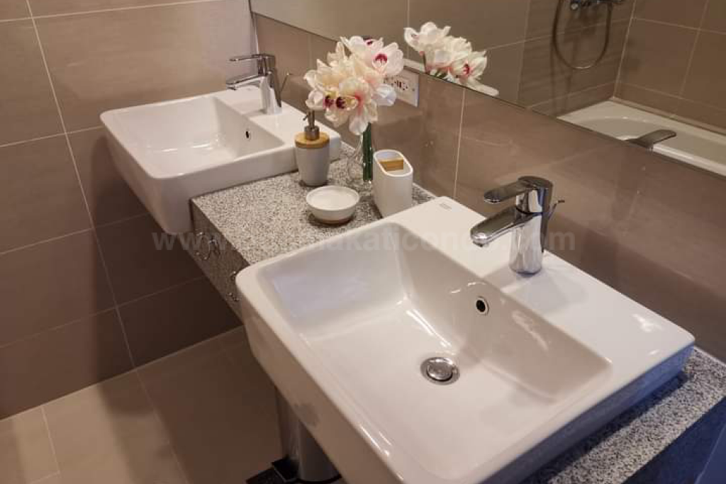 Bathroom of 3-bedroom unit at Uptown Parksuites tower 1