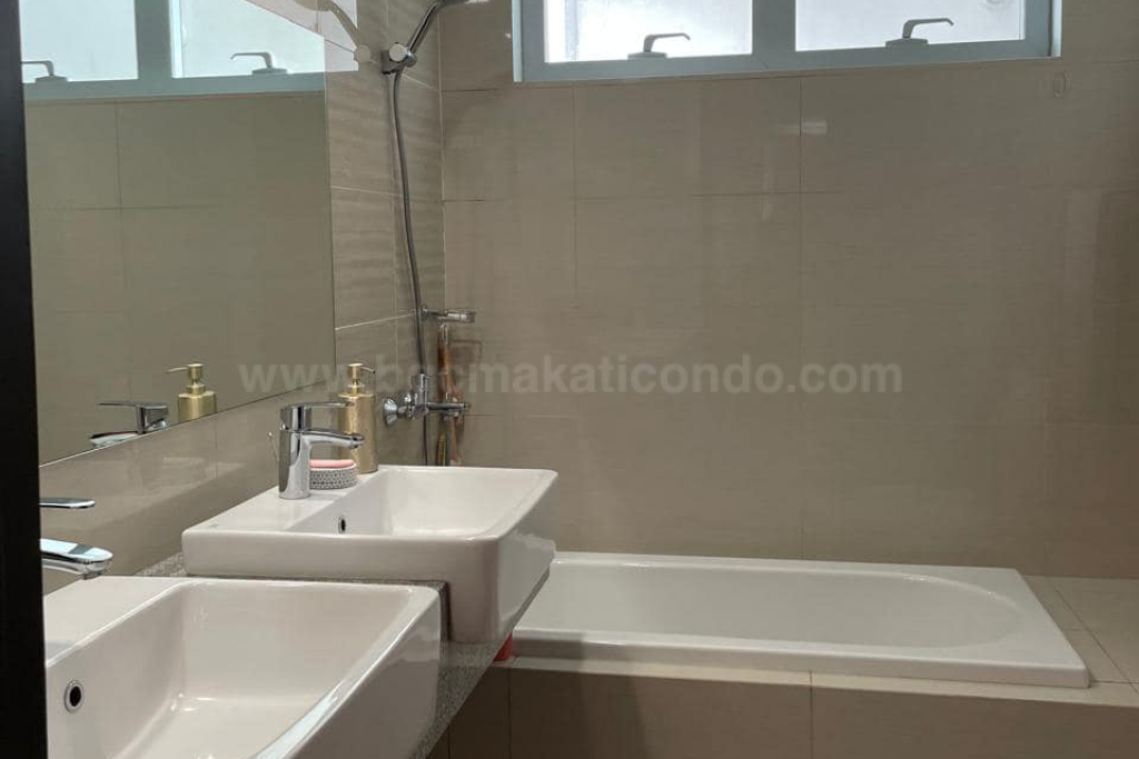 Master's toilet and bath of 2-bedroom unit at Uptown Parksuites tower 2