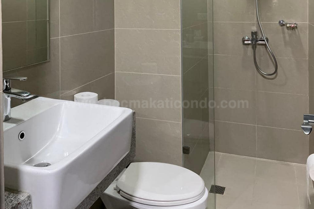 Toilet and bath of 2-bedroom unit at Uptown Parksuites tower 2