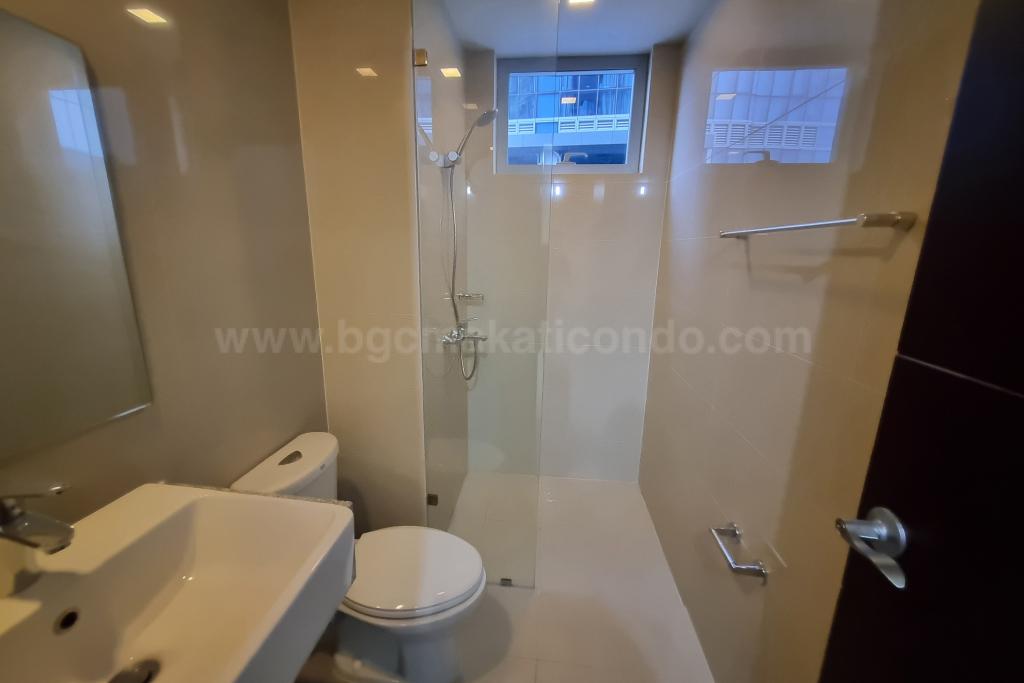 Toilet and bath of 1-bedroom condo unit at Uptown Parksuites
