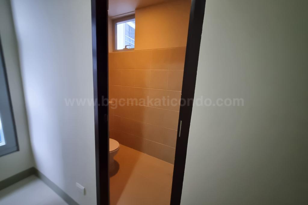 Ensuite toilet and bath of 1-bedroom condo unit at Uptown Parksuites