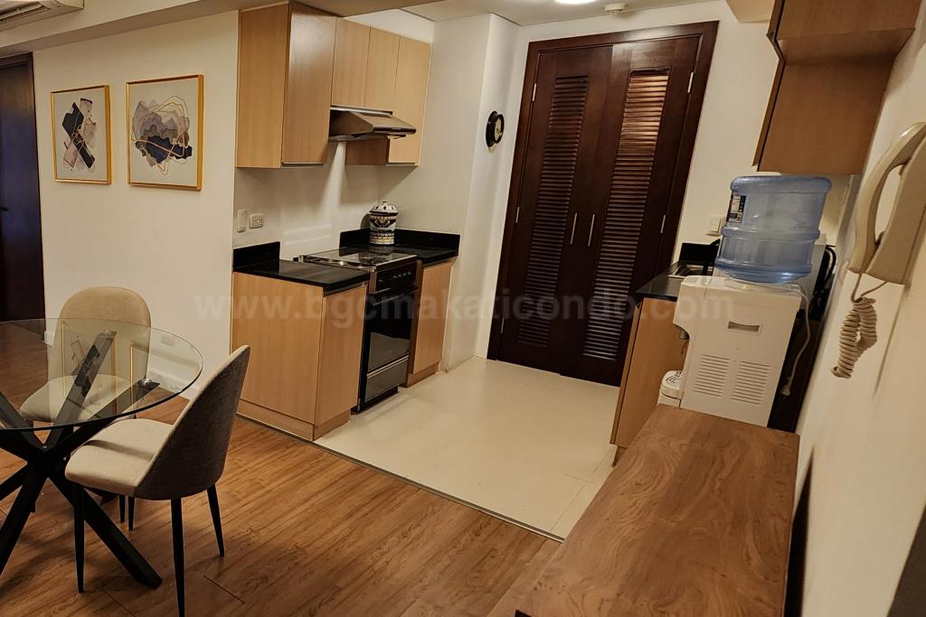 Kitchen area of 1-bedroom condo unit at Verve Residences