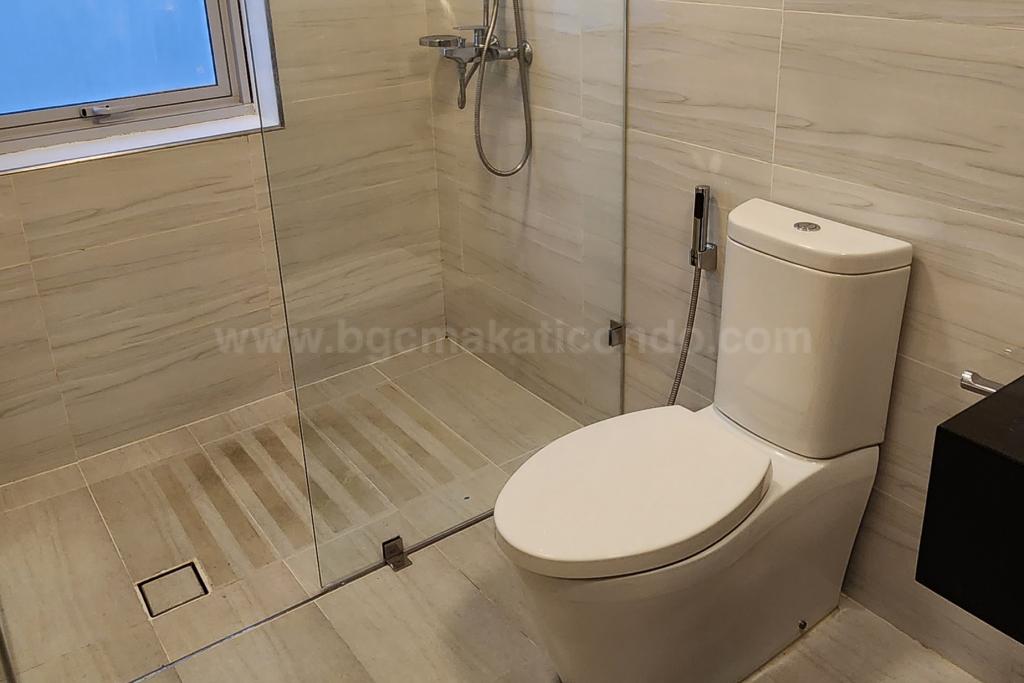 Toilet and bath of 1-bedroom condo unit at Verve Residences
