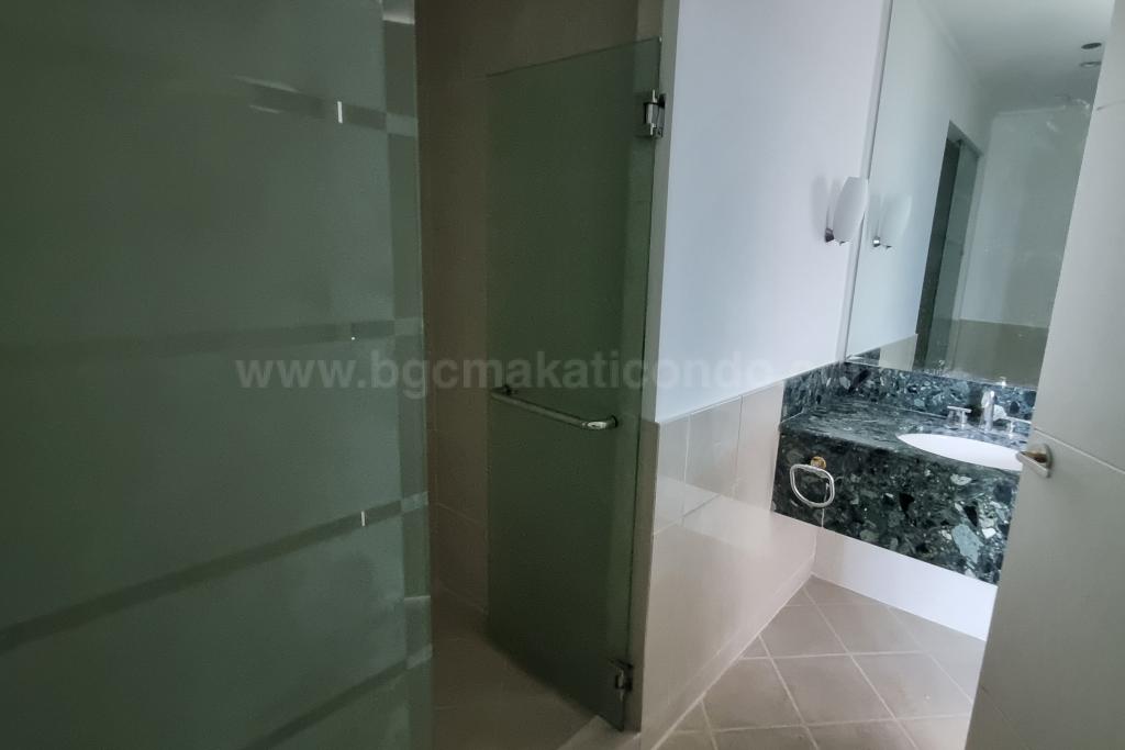 Bedroom 3 toilet and bath of 4-bedroom condo unit at Pacific Plaza Towers