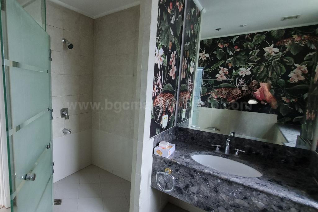 Common toilet and bath of 4-bedroom condo unit at Pacific Plaza Towers