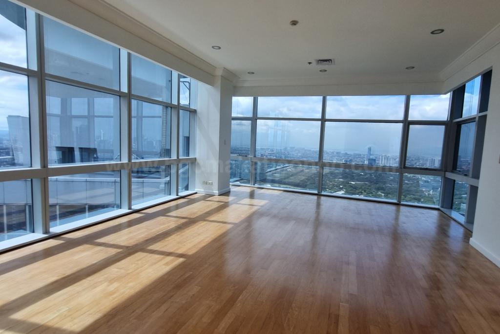 Master's bedroom of 4-bedroom condo unit at Pacific Plaza Towers