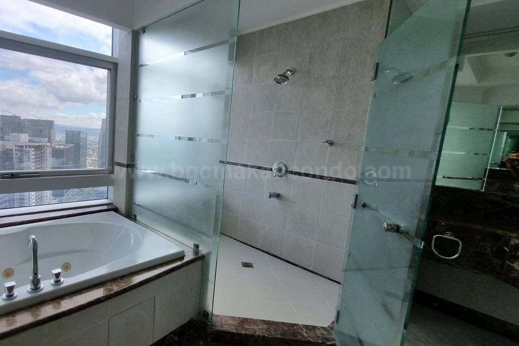 Master's toilet and bath of 4-bedroom condo unit at Pacific Plaza Towers