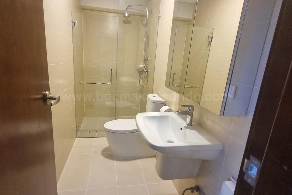Common toilet and bath of 2-bedroom condominium unit at Verve Residences