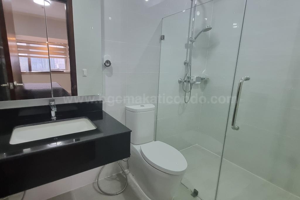 Master's toilet and bath of 2-bedroom condominium unit at Verve Residences