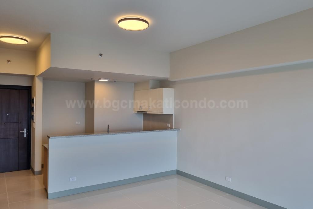 Living area adjoing kitchen area of 3-bedroom unit at Uptown Parksuites tower 2