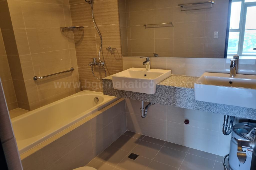 Master's toilet and bath of 3-bedroom unit at Uptown Parksuites tower 2