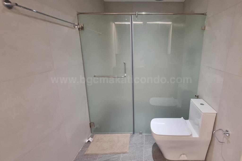 Master's toilet and bath of 2-bedroom condo unit at West Gallery Place