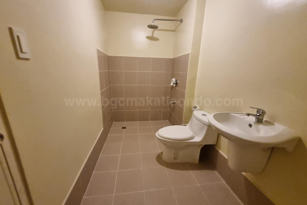 Common bathroom of 1 bedroom condominium unit at Avida Towers Vireo tower 1 Common bathroom of 1 bedroom condominium unit at Avida Towers Vireo tower 1