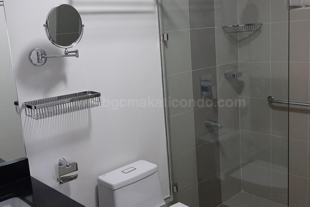 Master's toilet and bath of 2-bedroom condo unit at Two Maridien