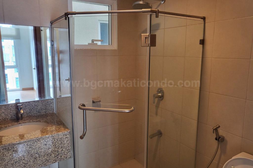 Toilet and bath of 3-bedroom condo unit at Madison Park West