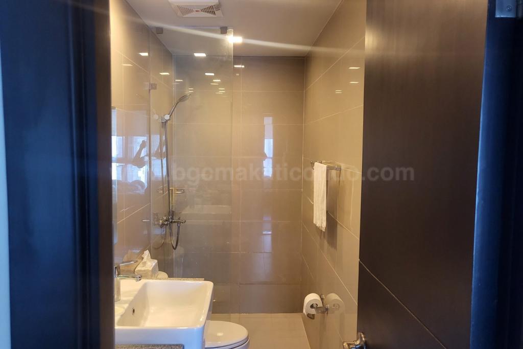 Common toilet and bath of 3-bedroom condo unit at Uptown Parksuites tower 2
