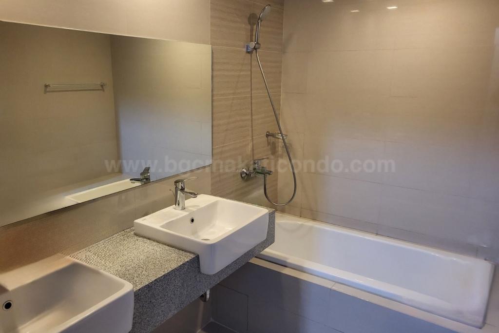 Master's toilet and bath of 3-bedroom condo unit at Uptown Parksuites tower 2