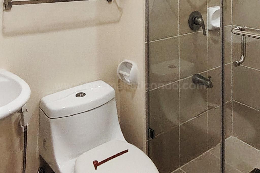 Toilet and bath of studio condo unit at Avida Towers One Union Place tower 1