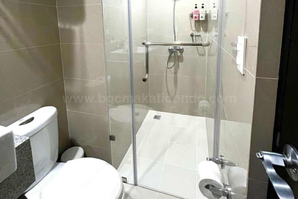 Common toilet and bath of 2-bedroom condo unit at Uptown Parksuites tower 2