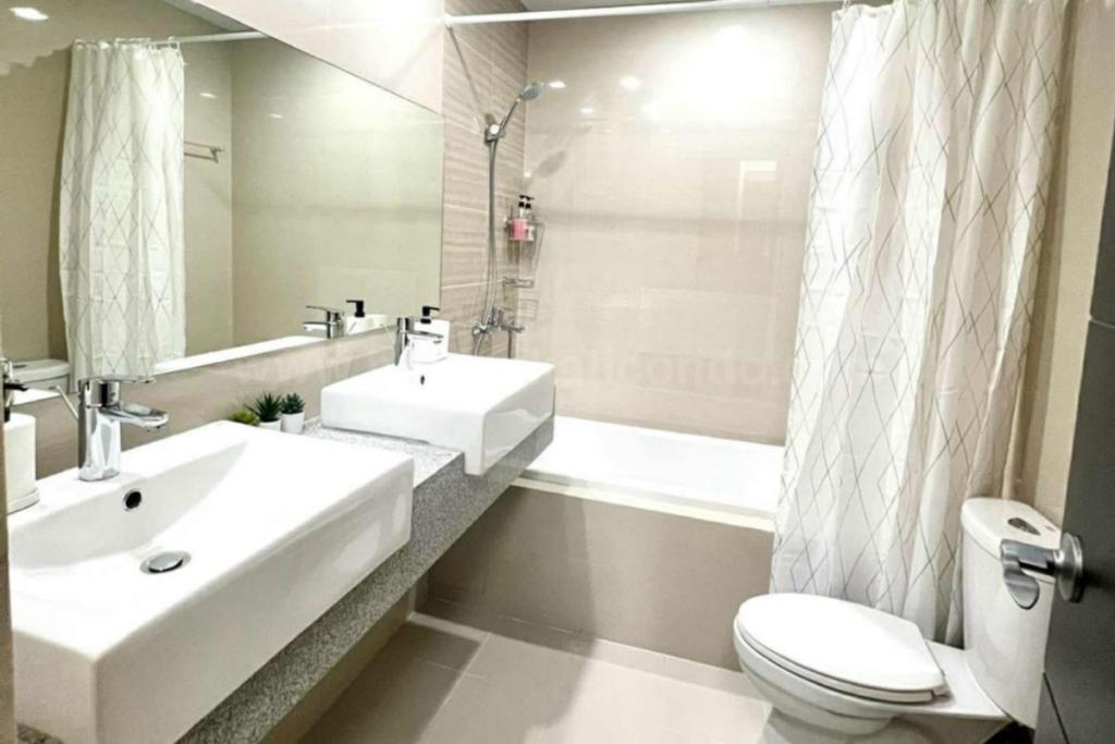 Master's toilet and bath of 2-bedroom condo unit at Uptown Parksuites tower 2