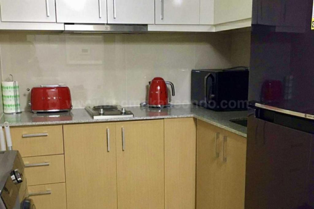 Kitchen area of 1-bedroom condo unit at Uptown Parksuites tower 1