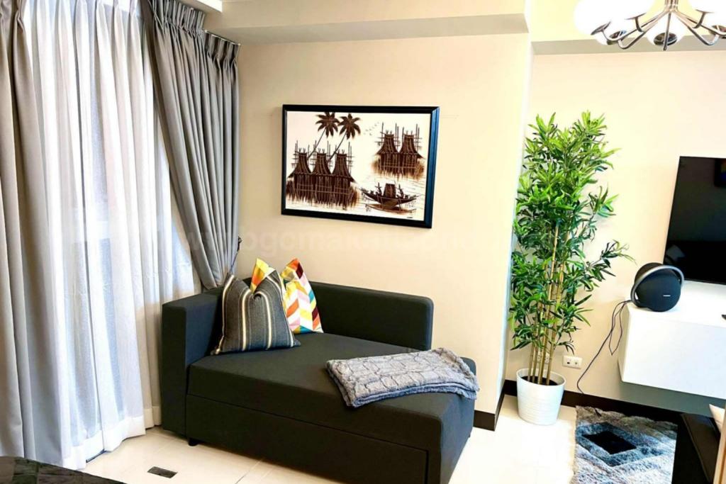 Living area of 1-bedroom condo unit at Uptown Parksuites tower 1