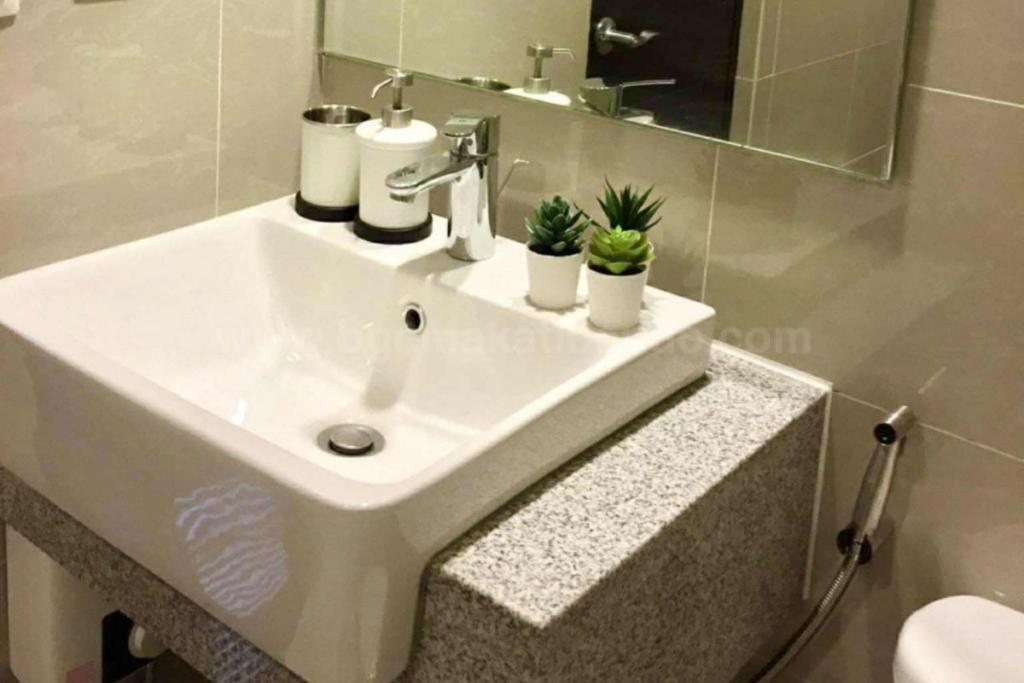 Toilet and bath of 1-bedroom condo unit at Uptown Parksuites tower 1