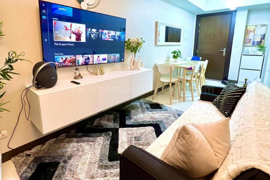 Living area of 1-bedroom condo unit at Uptown Parksuites tower 1