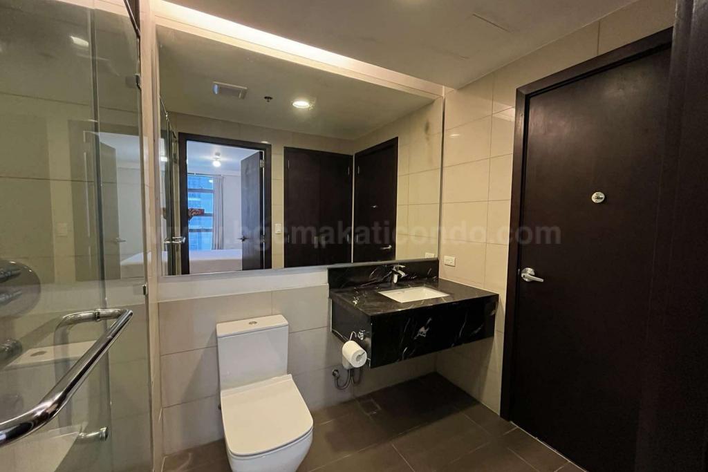 Toilet and bath of Duo Suite (1-bedroom plus studio condo unit) at Arbor Lanes tower 1