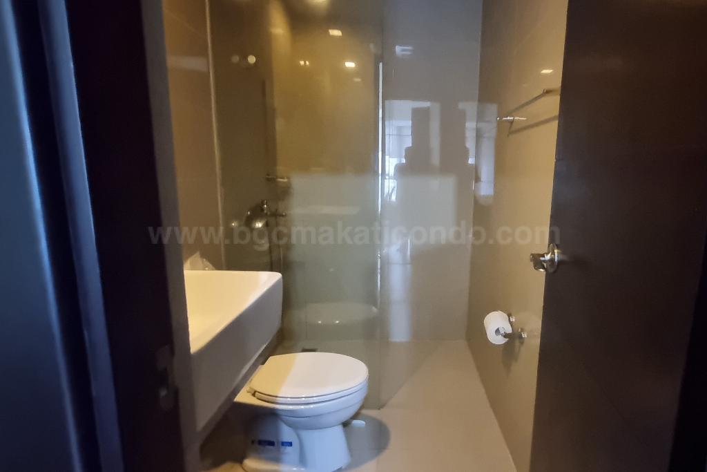 Bedroom 1 toilet and bath of 3-bedroom condo unit at Uptown Parksuites tower 2