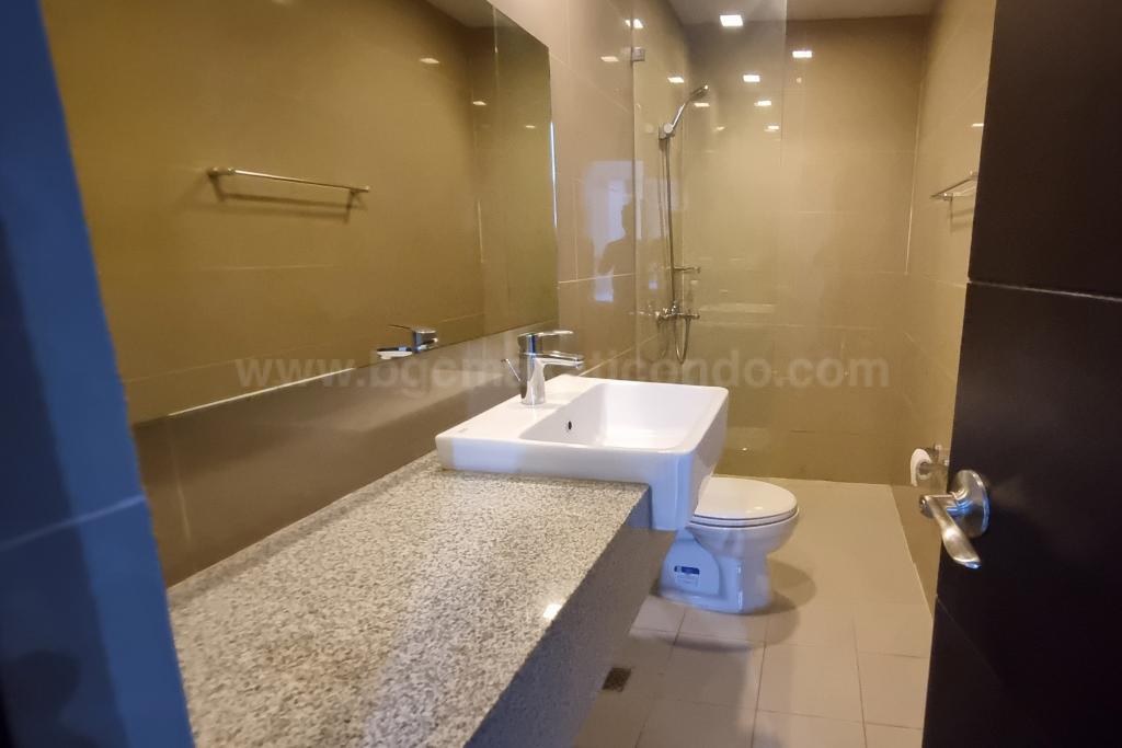 Common toilet and bath of 3-bedroom condo unit at Uptown Parksuites tower 2
