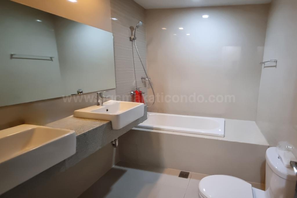 Master's toilet and bath of 3-bedroom condo unit at Uptown Parksuites tower 2