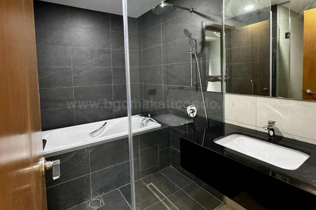 Master's toilet and bath of 2-bedroom condo unit at The Seasons Residences
