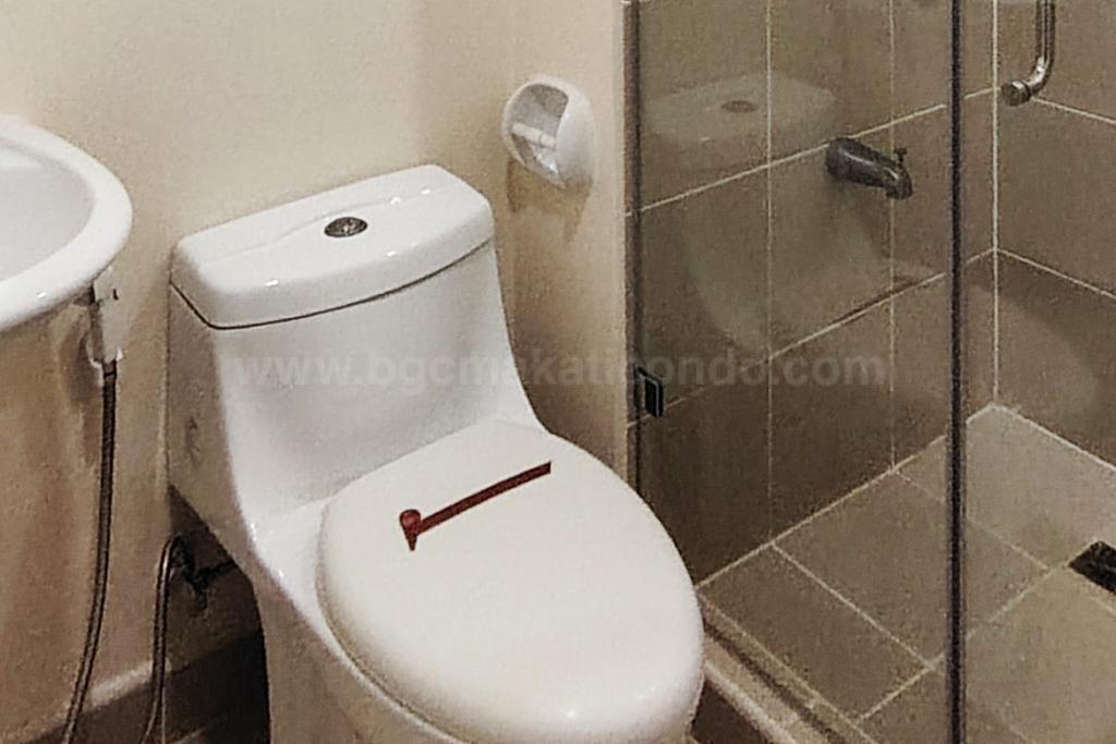 Toilet and bath of studio condo unit at Avida Towers One Union Place tower 1