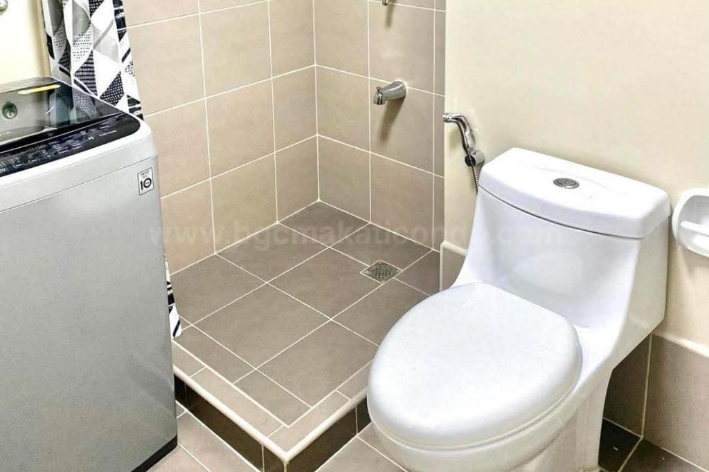 Toilet and bath of 1-bedroom condo unit at Avida Towers Turf tower 2