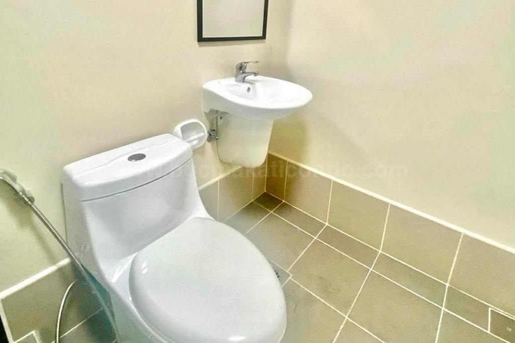 Toilet of 1-bedroom condo unit at Avida Towers Turf tower 2