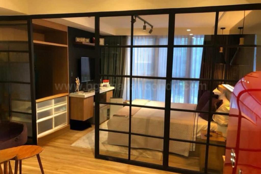 Bedroom of 1-bedroom condo unit at Uptown Parksuites tower 1