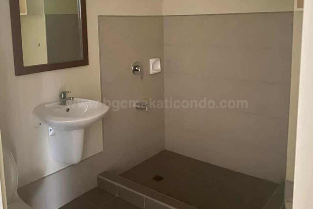 Toilet and bath of 1-bedroom condo unit at Avida Towers 34th Street